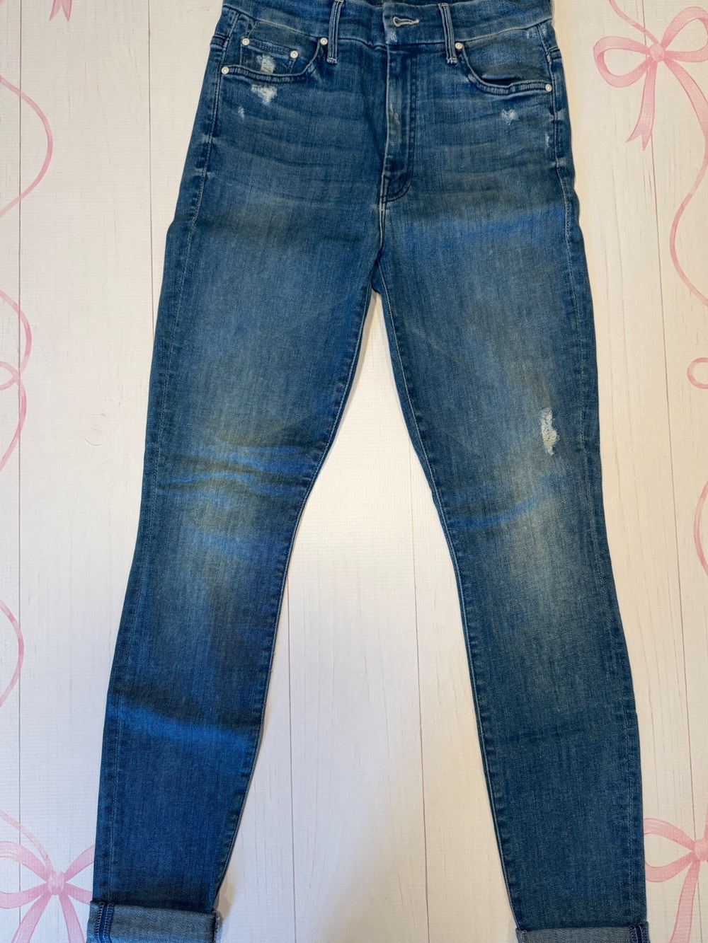 MOTHER Skinny Jeans in Medium Blue Wash size 26 with 29.5” inseam unfolded